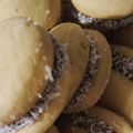 El cooksnap de Monica fuentes cuando hizo Alfajores de maicena relleno con manjar.