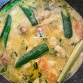 Cooksnap Cempaka Putih semasa beliau membuat Ayam Masak Kuning Siam.