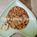 Rita Mehta ( Executive chef ) का कुकस्नैप जब उन्होंने पुदीना प्याज़ पराठा (Pudina Pyaz Paratha recipe in Hindi) बनाया था।