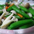 麗麗 的 荷蘭豆炒雙菇 cooksnap