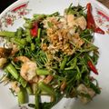 รูป Cooksnap ของ Pim Mimi Tongsook Puttacharoen เมื่อเขาทำ กระเฉดหมูกรอบน้ำมันหอย #กินผักรักสุขภาพ 1