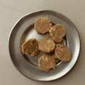 Kirti jagan का कुकस्नैप जब उन्होंने आटे वाले गुड के लड्डू (aate wale gur ke ladoo recipe in Hindi) बनाया था।