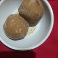 Taani tomar का कुकस्नैप जब उन्होंने बेसन और गोंद के लड्डू (besan aur gond ke ladoo recipe in Hindi) बनाया था।