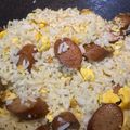 Cooksnap MocQue semasa beliau membuat Nasi Goreng Sosej.