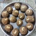 pinky makhija का कुकस्नैप जब उन्होंने आटे काजू का लड्डू (Aate kaju ka laddu recipe in hindi) बनाया था।