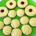 Aru Rann's cooksnap of when they made Jammie Dodgers.