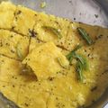  Zeenat Khan का कुकस्नैप जब उन्होंने ढोकला (Dhokla) बनाया था।