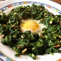 El cooksnap de Amaro cuando hizo Espinacas frescas salteadas, con ajitos, piñones y huevo frito.