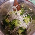 El cooksnap de cinthiakndia cuando hizo Brócoli al vapor con gulas.