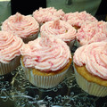 El cooksnap de Cook_and_Jud cuando hizo Cupcakes de vainilla con frosting de fresa muy muy fácil.