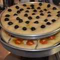 il Pierre e Vivy - NoiFacciamoTuttoInCasa quando ha preparato Focaccia con pomodorini e olive: ricetta veloce al forno