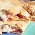 El cooksnap de myriamontiveros72 cuando hizo Calzone de jamón, queso, tomate y huevo.