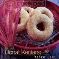 Cooksnap Aznie Khasri semasa beliau membuat Donut Kentang Ticer Lini.