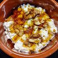 El cooksnap de Δέσποινα Καρπούζα cuando hizo Postrecito de ricota o requesón con polen corbicular y miel de abejas 🐝🍯más nueces en solo un minuto.