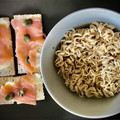 El cooksnap de pepagores cuando hizo Noodles picantes con tosta de salmón y alcaparras.