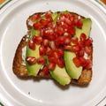 El cooksnap de LuzMa SG cuando hizo Tostada de requesón con granada y aguacate.
