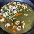 Cooksnap ainie munchininie semasa beliau membuat Udang & Sotong Masak Hitam.