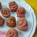 Afsana Firoji का कुकस्नैप जब उन्होंने गुलाब मठरी (Gulab mathri recipe in hindi) बनाया था।