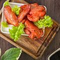 Cooksnap MinSha semasa beliau membuat Kepak Ayam Madu Sabah.
