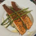 El cooksnap de Kats 🌸 cuando hizo Salmón al horno con espárragos sobre cama de espinacas a la crema.