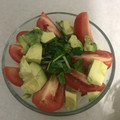 El cooksnap de guvida cuando hizo Ensalada de tomate, mozzarella, lechugas y albahaca.