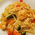 Cooksnap-ul lui Alina's Tasty Recipes atunci când a preparat Noodles cu creveți și legume.