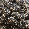 Madhu Priya Choudhary का कुकस्नैप जब उन्होंने काले तिल गुड़ लड्डू (kale til gur ladoo recipe in Hindi) बनाया था।
