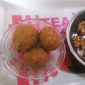 Ranju का कुकस्नैप जब उन्होंने वॉलनट् ऑलमंड हनी लड्डू (Walnut almond laddu recipe in Hindi) बनाया था।