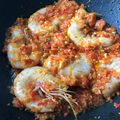 Cooksnap Faa Aman semasa beliau membuat Sambal lado udang.