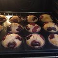 Kóréné Dorina Cooksnap-ja, amikor elkészítette a(z) Joghurtos, cseresznyés muffin 🍒💗 receptet.