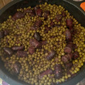 El cooksnap de Sara García Ramajo cuando hizo Salchichas frescas al vino tinto con guisantes.