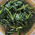 Cooksnap Cempaka Putih semasa beliau membuat Kangkung Tumis pedas cili api.