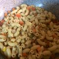 Cooksnap reina semasa beliau membuat Macaroni carbonara.