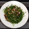 Sue Kuang 的 鮮菇炒水蓮 cooksnap