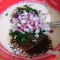 Poonam Singh का कुकस्नैप जब उन्होंने खीरा प्याज़ टमाटर का रायता (kheera pyaz tamatar ka raita recipe in Hindi) बनाया था।