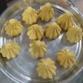 Bhavya food and snacks vlog का कुकस्नैप जब उन्होंने मावा मोदक (mawa modak recipe in Hindi) बनाया था।