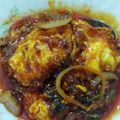 Cooksnap Aza Aaj semasa beliau membuat Sambal Telur Goreng.