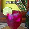 Cooksnap Hani Shaimi semasa beliau membuat Jus buah naga.