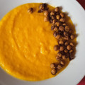 El cooksnap de César Angulo González cuando hizo Crema de calabaza 🎃y zanahorias 🥕 con garbanzos crujientes.