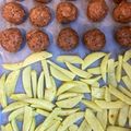 Cooksnap από Dafni Vasiliki Chantzi στη συνταγή Ζουμερά κεφτεδάκια και πατάτες στον φούρνο