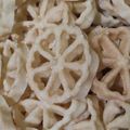 Cooksnap dari Bunda Feeza untuk resep Kue kembang goyang wijen renyah anti gagal