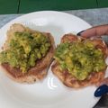 El cooksnap de Yanileydys Hernadez Muñiz cuando hizo Tostada de pan de ajo con ensalada mixta de guacamole.