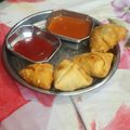 Bhavya food and snacks vlog का कुकस्नैप जब उन्होंने आलू मटर का समोसा (aloo matar ka samosa recipe in Hindi) बनाया था।