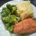 Cooksnap dari sissysaraswati untuk resep Pan-fried Salmon with Steamed Broccoli and Mashed Potatoes
