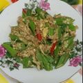 Cooksnap Aznie Khasri semasa beliau membuat Bendi goreng pecah telur.