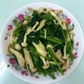 騰駿馬迷 的 菠菜炒美白菇 cooksnap