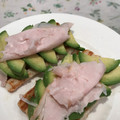 El cooksnap de carlarovi98 cuando hizo Tostadas de pan de espelta con aguacate y pavo.