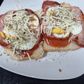 El cooksnap de Almudena Collado cuando hizo Tostada con lomo adobado, queso cottage, tomate, huevo cocido y cebolla frita.