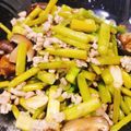 Rak Chantang's cooksnap of when they made หน่อไม้ฝรั่งผัดหมูสับ.