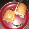 Madhu Priya Choudhary का कुकस्नैप जब उन्होंने मुंबई स्टाइल वडा पाव (Mumbai style vada pav recipe in hindi) बनाया था।